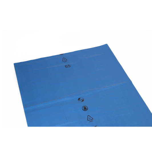 Eine flache, blaue Kunststofffolie - wie die von EMIL DEISS KG (GmbH + Co.) DEISS 10122 - 900x1100x0,07 mm blau (Karton, 200 Packungen) - zeigt schwarze Recycling-/Warnsymbole und die Zahl 65 auf einfarbig weißem Hintergrund; ideal für die Abfallentsorgung.