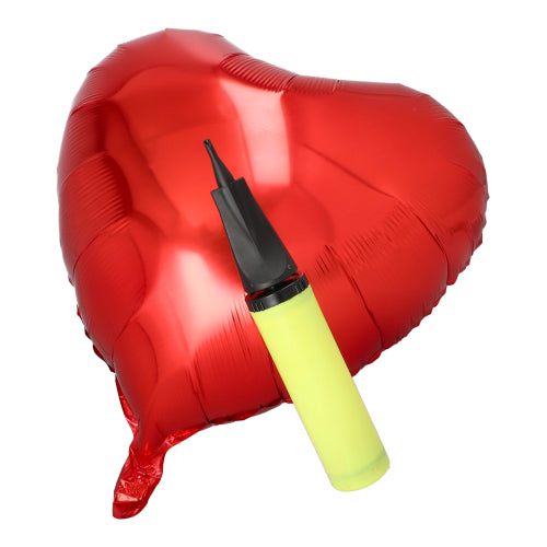 Ein roter Folienballon in Herzform wird mit der PAPSTAR Pumpe für Folienluftballons, gelb, 28x4,5 cm (1 Stück) der PAPSTAR GmbH gekrönt - ein ideales Stück stilvolles Partyzubehör auf weißem Hintergrund.