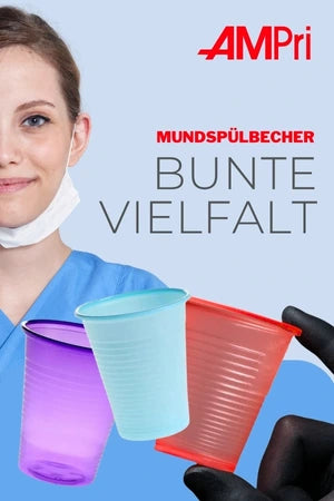 Eine medizinische Fachkraft trägt eine Schutzmaske und steht neben bunten Mundspülbechern in verschiedenen Farben (lila, blau und rot). Der Text auf dem Bild lautet 'AMPri MUNDSPÜLBECHER BUNTE VIELFALT'