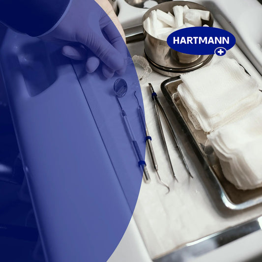 Eine behandschuhte Hand in der Nähe von zahnärztlichen Werkzeugen und Mullbinden, die auf einem Metalltablett angeordnet sind; eine Schale enthält gefaltete Mullbinden. Das Hartmann-Logo ist in der oberen rechten Ecke zu sehen.