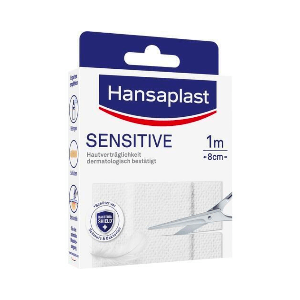 Obal pre Hansaplast Sensitive náplasti - Rôzne veľkosti od Beiersdorf AG. Na škatuľke je vidieť logo značky, názov produktu a obrázok nožníc, ktoré strihajú pás náplasti. Obal zdôrazňuje dermatologické schválenie.