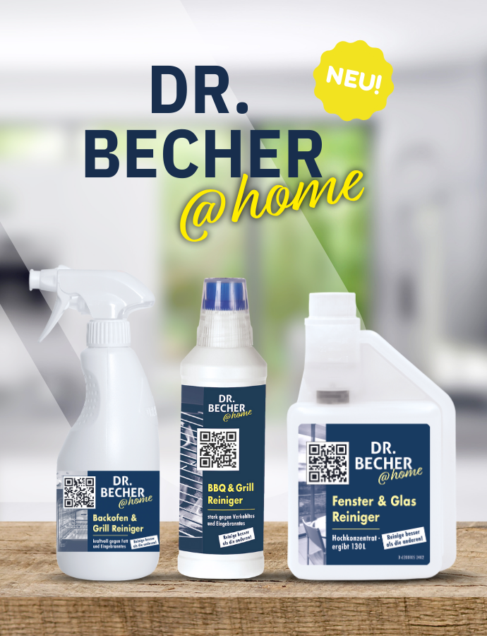 Drei Dr. Becher @home-Reinigungsprodukte, darunter eine Sprühflasche, eine Quetschflasche und eine rechteckige Flasche, sind auf einem Tresen ausgestellt, wobei die Produktetiketten sichtbar sind. Der Hintergrund ist unscharf.
