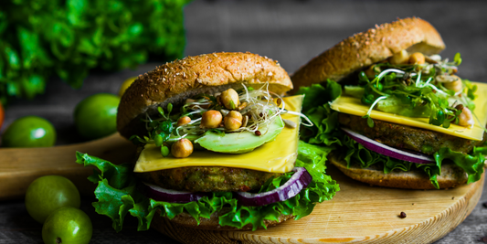 zwei vegetarische Burger auf Pflanzenbasis