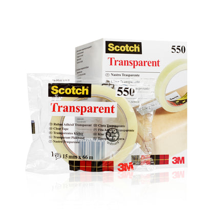 Eine Rolle Scotch® Transparentes Klebeband 550 der 3M Deutschland GmbH liegt in einer durchsichtigen Kunststoffverpackung vor ihrem Karton, auf dem verschiedene Übersetzungen für Transparentes Klebeband" und das 3M-Logo zu sehen sind.