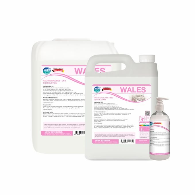 Tri biele nádoby Arcora WALES HAUTREINIGUNGS- UND DUSCHLOTION od Arcora International GmbH - pumpa, stredný džbán a veľký džbán - sú označené ružovými a bielymi etiketami a sú vhodné na jemné čistenie všetkých typov pleti.