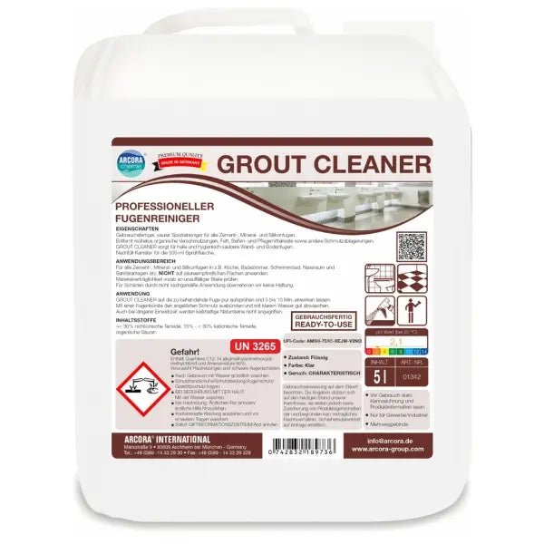 Biely 5-litrový kontajner s nápisom "Arcora GROUT CLEANER FUGEN- UND FLIESENREINIGER" od spoločnosti Arcora International GmbH nesie na prednej strane pokyny, bezpečnostné varovania, symboly nebezpečenstva a informácie o produkte v nemčine a angličtine.