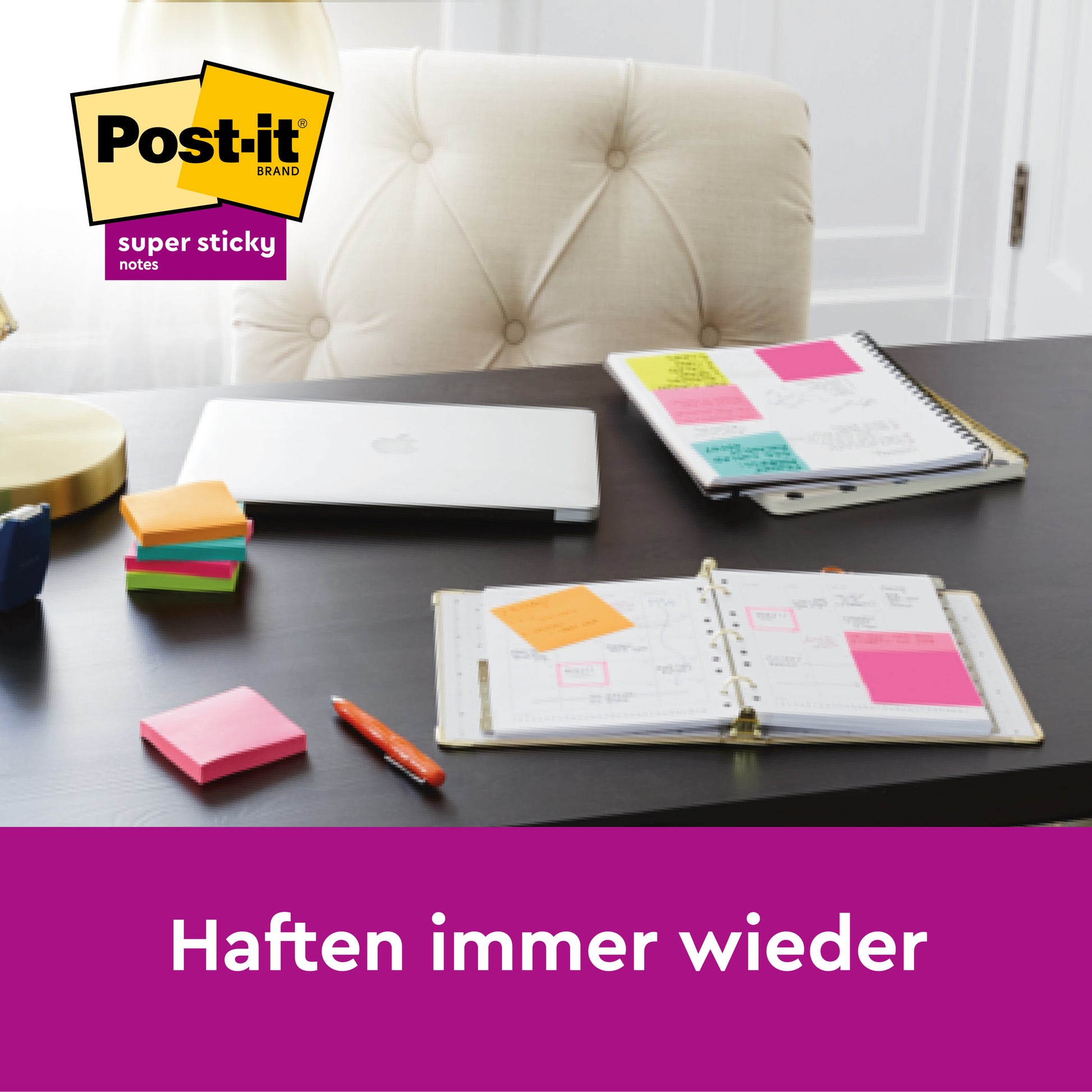 Ein Schreibtisch mit den Post-it® Super Sticky Notes im Großformat (101 mm x 101 mm, 90 Blatt/Block, 100% PEFC) der 3M Deutschland GmbH, Notizbüchern, einem geschlossenen Laptop, einem Stift und bunten Notizblöcken. Unten steht: "Haften immer wieder.