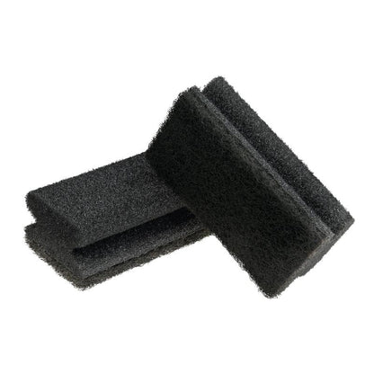 Scotch-Brite® Grill Griffschwamm od 3M Deutschland GmbH (1 kus) je čierny, obdĺžnikový brúsny pad s hrubou textúrou, ktorý je naskladaný na bielom podklade - perfektný na čistenie grilov.