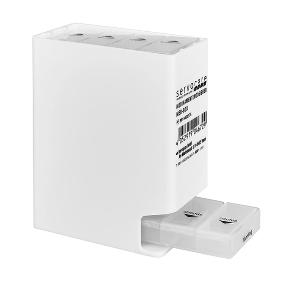 Servocare Med-Box na tablety od Servoprax GmbH je biely obdĺžnikový kontajner s výsuvným mechanizmom a má samostatné priehradky označené dňami v týždni na usporiadané uchovávanie liekov alebo výživových doplnkov, ako aj viditeľný čiarový kód na boku.