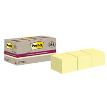 Eine Schachtel 3M Post-it® Super Sticky 100 % Recycling Notes (76x76mm, 70 Blatt/Block, 100 % PEFC) wird neben zwölf Stapeln gelber Zettel ausgestellt, wobei jeder Stapel mehrere einzelne Haftnotizen enthält.