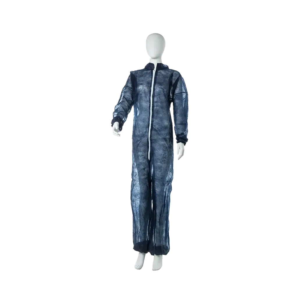 Eine weiße Schaufensterpuppe trägt den MED-COMFORT PP-Overall mit Stehkragen, blau der AMPri Handelsgesellschaft mbH - einen dunkelblauen Ganzkörperoverall mit weißem Reißverschluss - vor einem schlichten weißen Hintergrund.