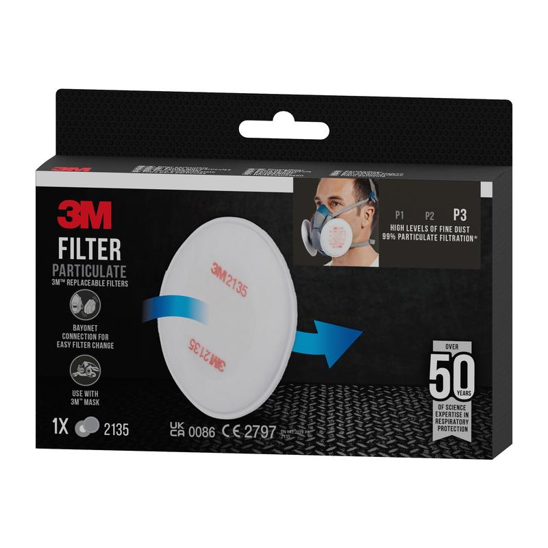3M™ časticový filter 2135, P3 (1 pár/balenie) od 3M Deutschland GmbH ponúka silnú ochranu proti jemnému prachu a je výsledkom viac ako 50 rokov skúseností v oblasti ochrany dýchania. Balenie zobrazuje biely filter a osobu, ktorá nosí ochrannú masku.
