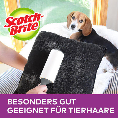 Ruka používa náhradnú rolku na zvieracie chlpy Scotch-Brite™ Pet Extra Sticky* (48 listov, 1/balenie) od 3M Deutschland GmbH na odstránenie zvieracích chlpov z čierneho vankúša, pričom je zvýraznené "Obzvlášť vhodné pre zvieracie chlpy".