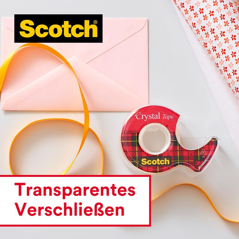 Vedľa oranžovej stuhy, ružovej obálky a baliaceho papiera leží výhodné balenie Scotch® Crystal lepiacej pásky (8 roliek, 19 mm x 33 m) od 3M Deutschland GmbH. Nápis: "Priehľadné uzavretie - perfektné s priehľadnou lepiacou páskou."