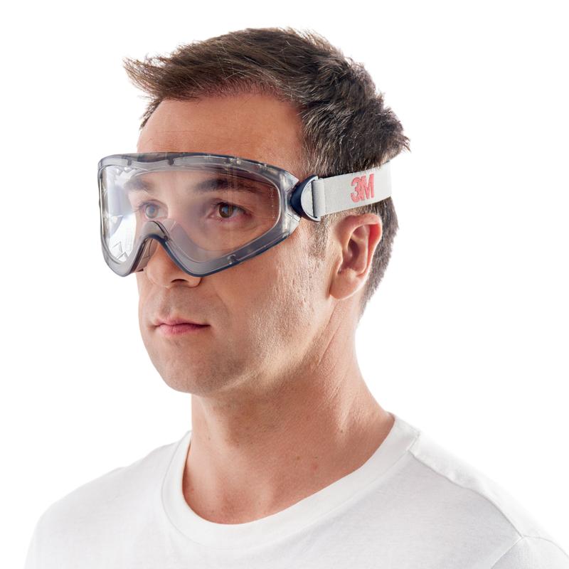 Muž nosí biele tričko a 3M™ ochranné okuliare 2890, zapečatené, s čírym sklom od 3M Deutschland GmbH - so sivým rámom a bielym "3M" pásom - pred jednoduchým bielym pozadím.