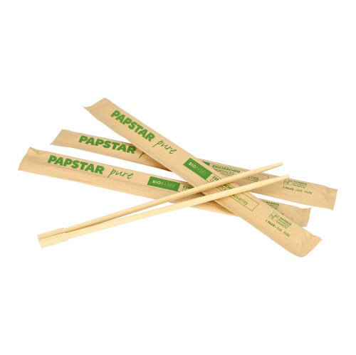 Tri páry PAPSTAR jedálenských paličiek "pure" 23 cm, jednotlivo zabalené v papierových obaloch so zelenou potlačou, ako z 50-kusového balenia od PAPSTAR GmbH, sú zobrazené na bielom pozadí.
