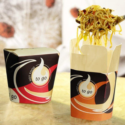 Dva Starpak 50 Snackboxy „To Go“ hranaté – 550 ml stoja na svetlom podklade; jeden je zatvorený, druhý otvorený a cestoviny sú vyťahované vidličkou. Rozmazané pozadie zdôrazňuje praktický dizajn na prenášanie.