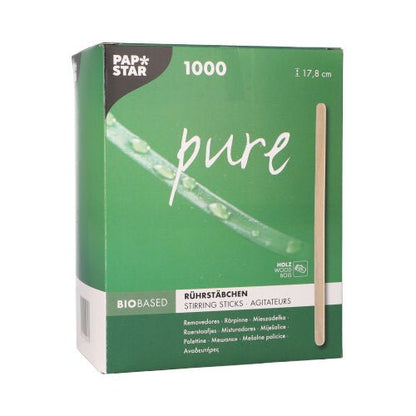 V zelenej krabici s nápisom „PAPSTAR ‚pure‘“ spoločnosti PAPSTAR GmbH sa nachádza 1000 miešacích paličiek bez triesok z brezového dreva s dĺžkou 17,8 cm, na prednej strane je potlač „biobased“ v rôznych jazykoch a zvisle stojaca drevená palička.