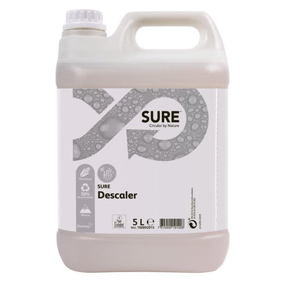 Biely 5-litrový plastový kontajner s SURE Descaler, odstraňovač vodného kameňa od Diversey Deutschland GmbH & Co. OHG, so skrutkovacím uzáverom, dizajnom bubliny, ekologickou etiketou a vhodný pre profesionálne čistiace požiadavky na prednej strane.
