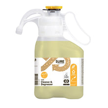 Biely a priehľadný plastový kontajner s objemom 1400 ml od SURE Cleaner & Degreaser SD od Diversey Deutschland GmbH & Co. OHG, so žltým vekom/rukoväťou, má etiketu s informačnými a recyklačnými symbolmi; biologicky odbúrateľná formula je účinný odmasťovač pre vodotesné povrchy.