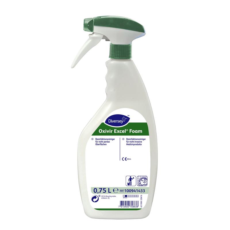 750 ml Oxivir Excel™ Foam dezinfekčný čistiaci prostriedok s AHP, pripravený na použitie, od Diversey Deutschland GmbH & Co. OHG, stojí s penovým rozprašovačom a zeleno-bielou rozprašovacou hlavicou na bielom pozadí.