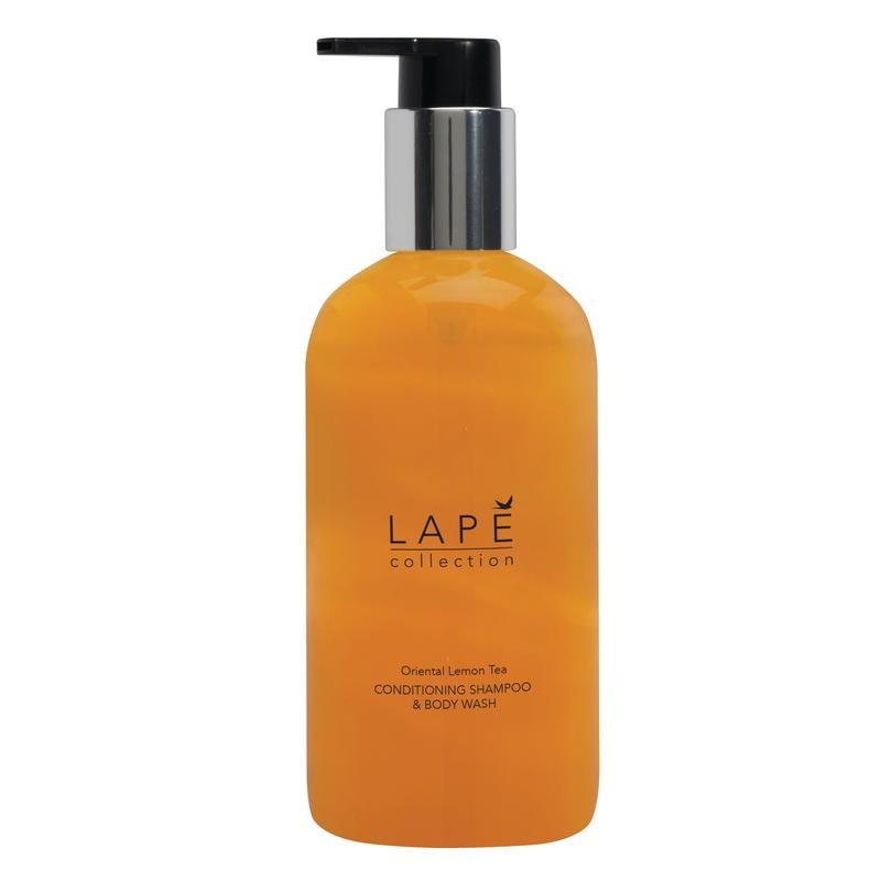 300 ml fľaša z číreho plastu s čiernou pumpičkou a strieborným golierom, označená ako "LAPĒ Collection Oriental Lemon Tea Body Wash & Shampoo" od Diversey Deutschland GmbH & Co. OHG, ponúka osviežujúcu orientálnu vôňu.