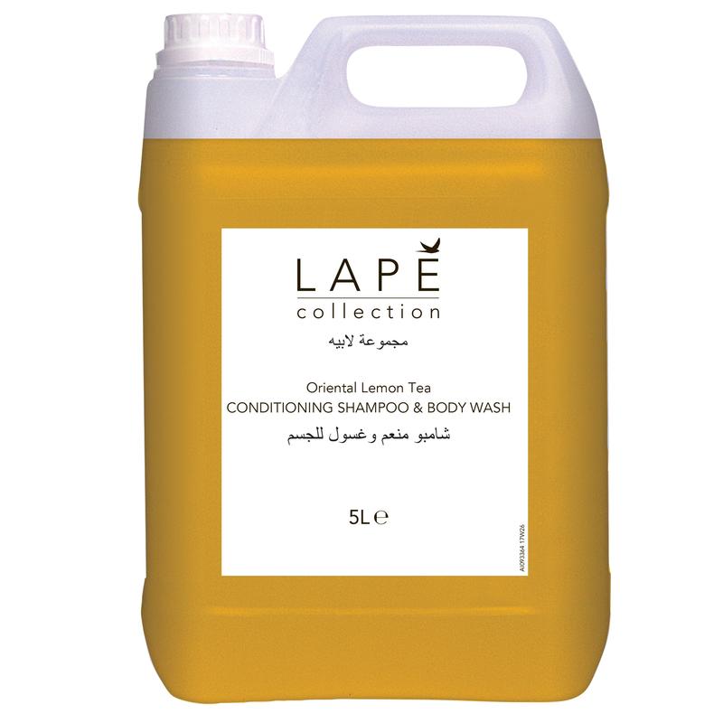 Priehľadný 5-litrový kanister s bielym uzáverom, naplnený žltou tekutinou. Na etikete je napísané "LAPĖ Collection Oriental Lemon Tea Shampoo & Body Wash, sprchový gél & šampón s orientálnou vôňou" od Diversey Deutschland GmbH & Co. OHG.