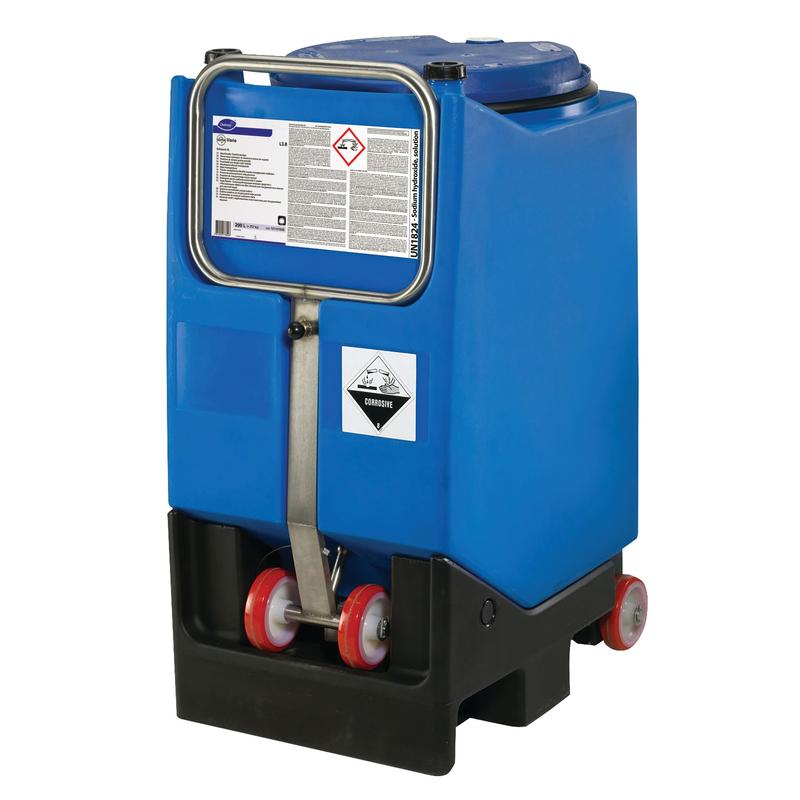 Veľký modrý plastový kontajner s Diversey Suma Vario L3.8 čistiacim prostriedkom na riad s bielidlom bez chlórového zápachu od Diversey Deutschland GmbH & Co. OHG, určený pre stredne tvrdú až tvrdú vodu, má varovania a stojí na čiernom podstavci s rukoväťou a kolieskami.