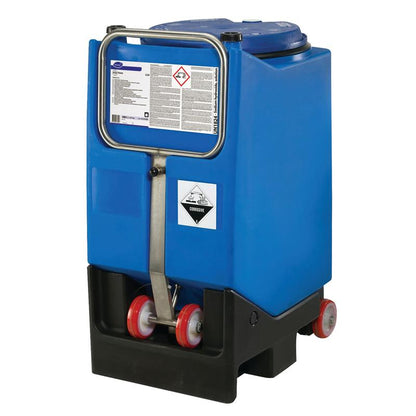 Veľký modrý plastový kontajner s Diversey Suma Vario L3.8 čistiacim prostriedkom na riad s bielidlom bez chlórového zápachu od Diversey Deutschland GmbH & Co. OHG, určený pre stredne tvrdú až tvrdú vodu, má varovania a stojí na čiernom podstavci s rukoväťou a kolieskami.