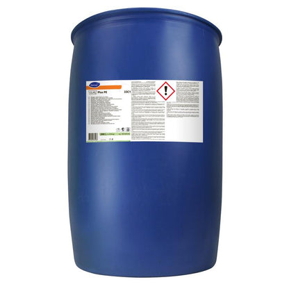 Veľký modrý plastový sud s Diversey Clax Plus Pur-Eco 33C1 prací prostriedok (bez bielidla, ekologicky certifikovaný) od Diversey Deutschland GmbH & Co. OHG s bielo-oranžovým varovným štítkom stojí vzpriamene na jednoduchom bielom pozadí.