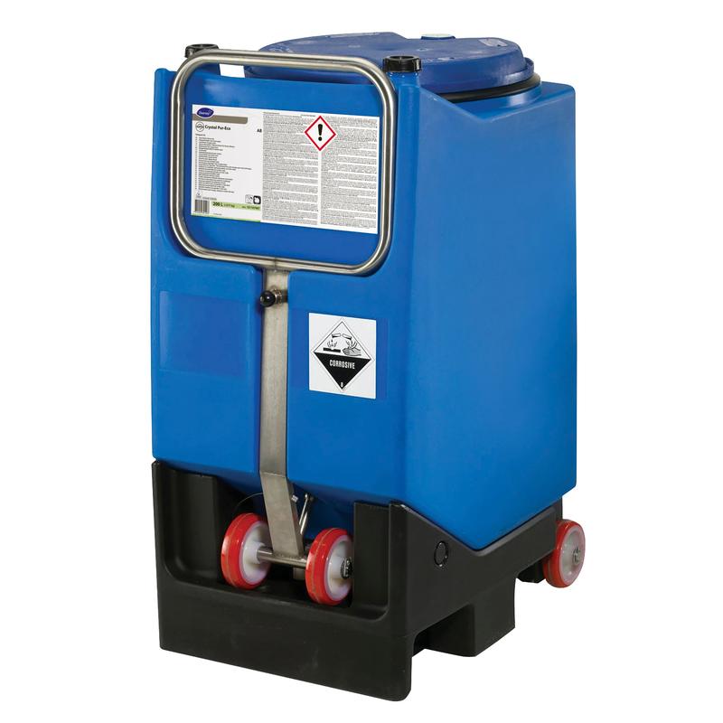 Veľká modrá nádoba na kolesách s kovovou rukoväťou a symbolom „Žieravina“, určená na prepravu Suma Crystal Pur-Eco A8, ekologickejšieho oplachovacieho prostriedku od Diversey Deutschland GmbH & Co. OHG pre efektívne čistenie.