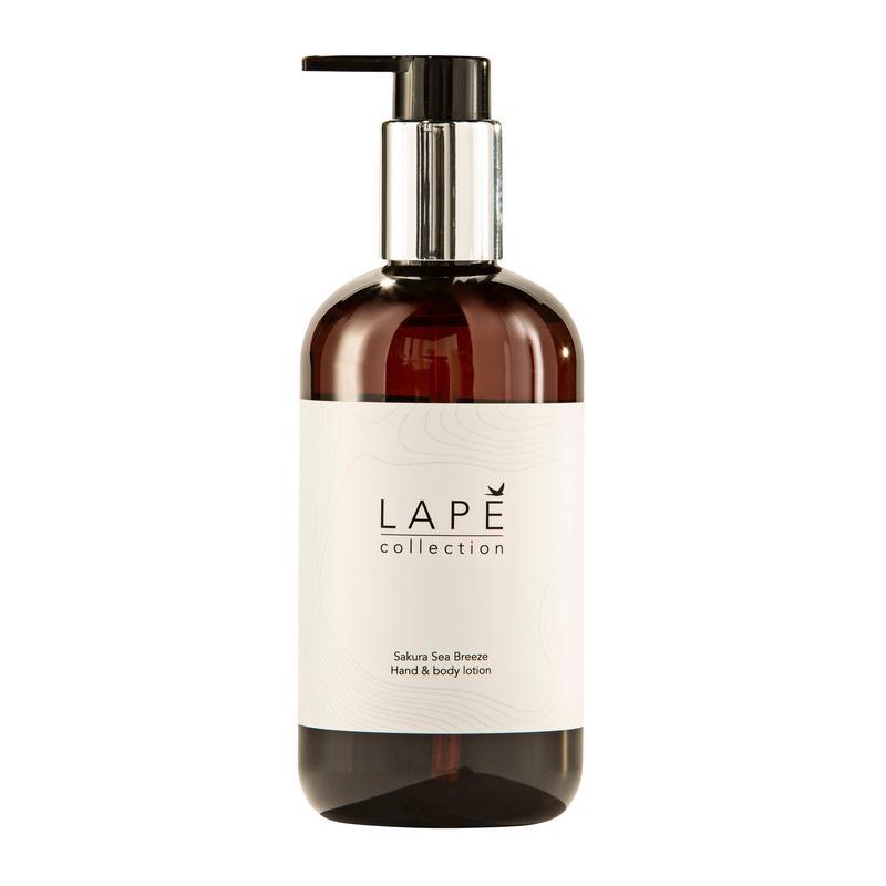 LAPE Earth Collection Sakura Sea Breeze Hand & Body Lotion (300 ml) od Diversey Deutschland GmbH & Co. OHG má minimalistickú hnedú pumpičkovú fľašu s elegantným strieborným-čiernym dávkovačom a ponúka kvetinovo-sviežu vôňu pre každodennú starostlivosť.