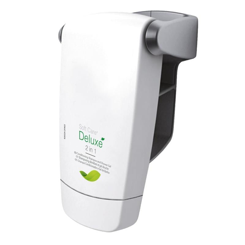 Biely, na stenu montovaný dávkovač „Soft Care Deluxe 2 v 1, sprchový gél & šampón“ od Diversey Deutschland GmbH & Co. OHG so zeleným textom, grafikou listu a sivými akcentmi – ideálny pre sprchový gél alebo šampón.