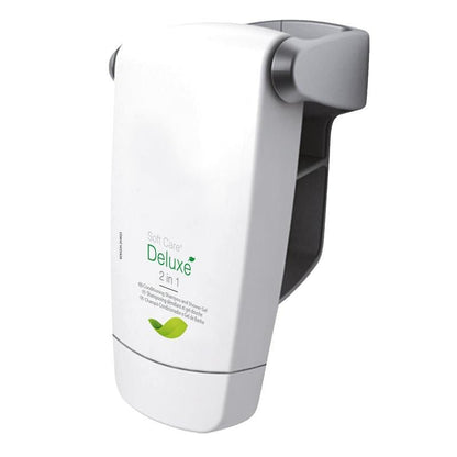 Biely, na stenu montovaný dávkovač „Soft Care Deluxe 2 v 1, sprchový gél & šampón“ od Diversey Deutschland GmbH & Co. OHG so zeleným textom, grafikou listu a sivými akcentmi – ideálny pre sprchový gél alebo šampón.