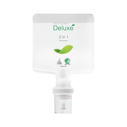 Priehľadná dávkovacia fľaša z plastu s nápisom „Soft Care Deluxe 2 v 1, sprchový gél & šampón“ od Diversey Deutschland GmbH & Co. OHG má zelenú grafiku listu, certifikačné logá a biely dávkovací uzáver na spodnej strane.