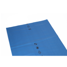 Eine flache, blaue Kunststofffolie - wie die von EMIL DEISS KG (GmbH + Co.) DEISS 10122 - 900x1100x0,07 mm blau (Karton, 200 Packungen) - zeigt schwarze Recycling-/Warnsymbole und die Zahl 65 auf einfarbig weißem Hintergrund; ideal für die Abfallentsorgung.