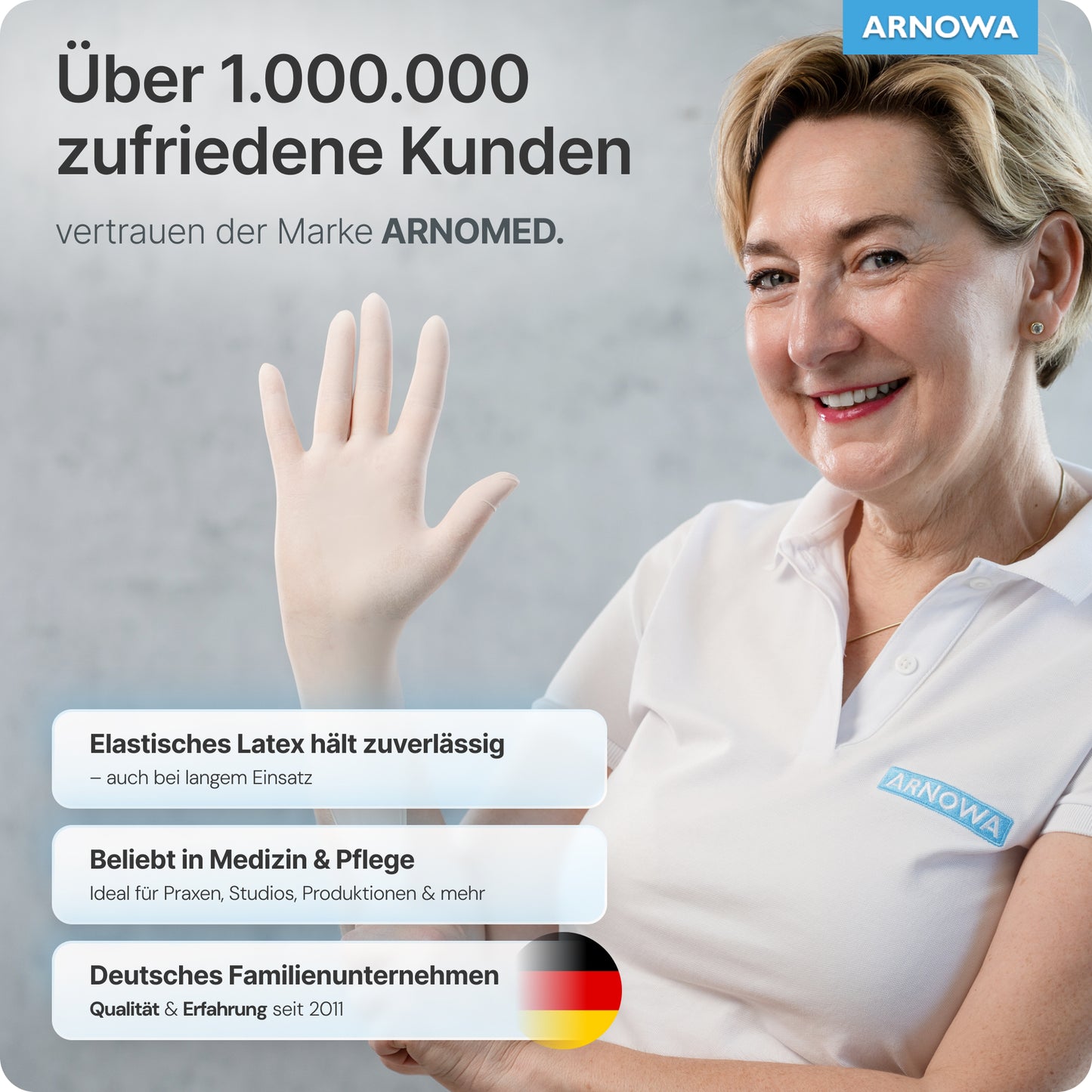 Usmievajúca sa žena v bielom polo tričku a rukavici zdvíha ruku. Viac ako 1 milión ľudí dôveruje ARNOMED LATEX PF bezprašným jednorazovým rukaviciam z prírodného latexu od ARNOWA GmbH - preferované v medicíne, starostlivosti a z nemeckej rodinnej firmy.