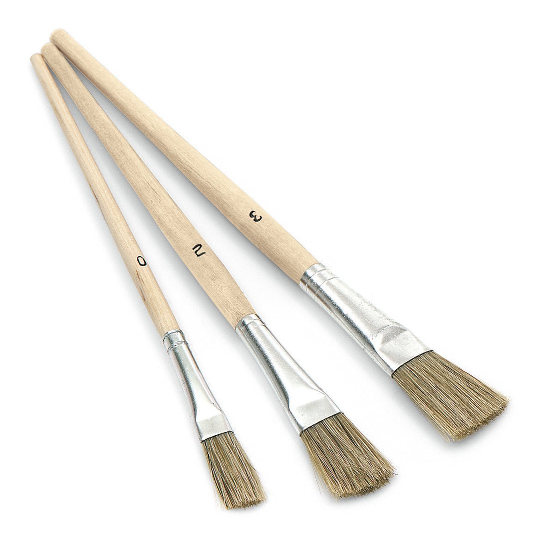Tri štetce na emailové farby Nölle Profi Brush (10-14 mm, veľkosti 0, 2, 3) s drevenou rukoväťou a prírodnými štetinami od Nölle Profi Brush Bürsten- & Pinseltechnik e.K. sú usporiadané podľa veľkostí na bielom pozadí.
