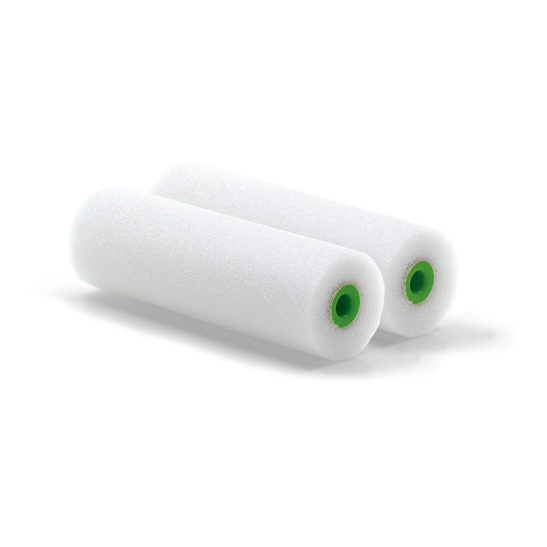 Dva lakovacie valčeky Nölle Profi Brush, jemné, 10 cm, so zeleným plastovým jadrom (balenie po 2 ks) od spoločnosti Nölle Profi Brush Bürsten- & Pinseltechnik e.K. ležia vedľa seba na bielom podklade; sú ideálne na hladké povrchy.