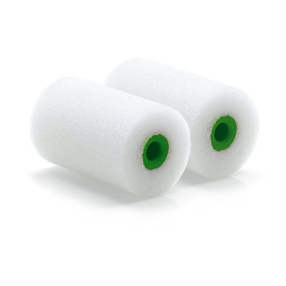 Dva Nölle Profi Brush Mini-maliarske valčeky Fein 5,5 cm / Ø 35 mm od Nölle Profi Brush Bürsten- & Pinseltechnik e.K. so zelenými plastovými jadrami stoja vedľa seba na bielom podklade - perfektné pre profesionálne maliarske práce na hladkých povrchoch.