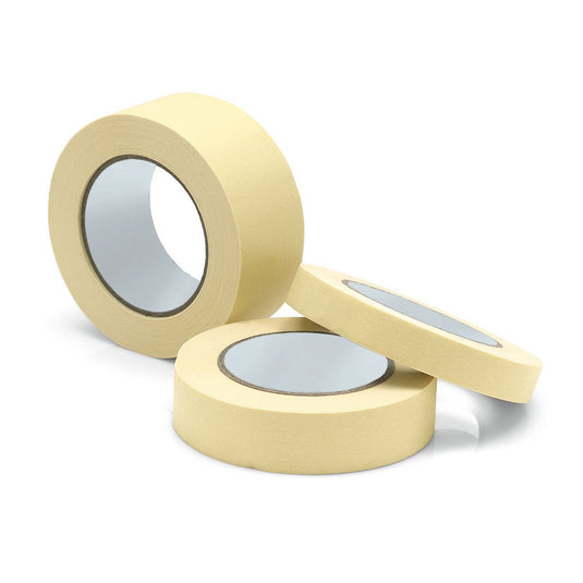 Na bielom pozadí sú vyobrazené tri rolky maskovacej pásky Nölle Profi Brush od spoločnosti Nölle Profi Brush Bürsten- & Pinseltechnik e.K. v béžovej farbe – dve stojace, jedna ležiaca – s viditeľnými kartónovými jadrami, ideálne na presné ohraničenie farby a profesionálne práce.