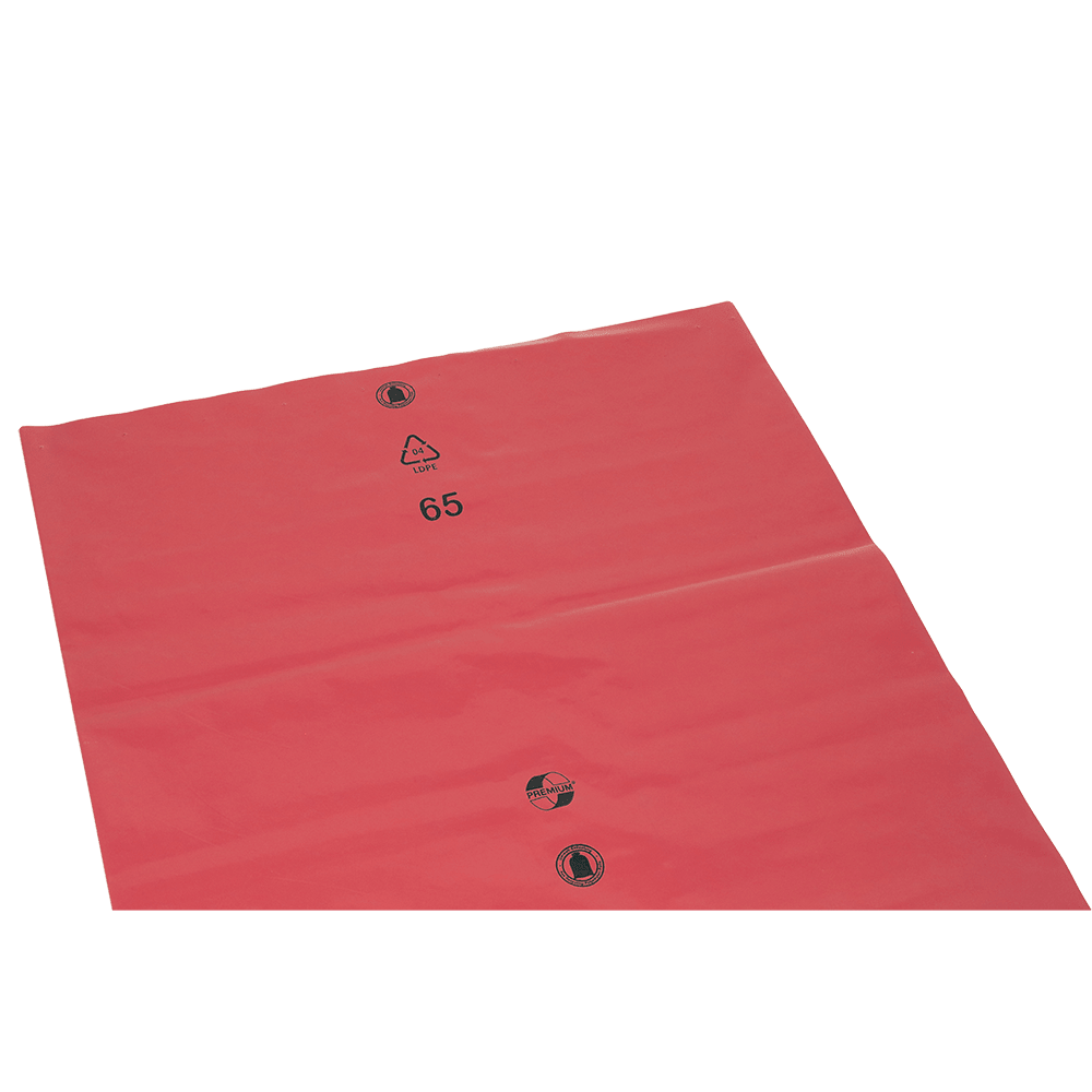 Veľké červené plastové vrece DEISS 11101 (700x1100x0,1 mm) od EMIL DEISS KG s čiernymi recyklačnými a varovnými symbolmi a číslom 65 zabezpečuje bezpečnú prepravu. Zobrazené na bielom pozadí. Zabalené v kartóne po 200 kusoch.