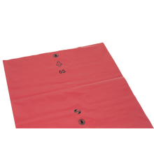 Die große rote Plastiktüte DEISS 11101 (700x1100x0,1 mm) der EMIL DEISS KG mit den schwarzen Recycling- und Warnsymbolen und der Zahl 65 sorgt für einen sicheren Transport. Abgebildet auf weißem Hintergrund. Verpackt in einem Karton zu 200 Stück.