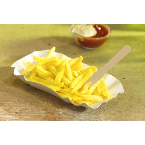 Eine eckige weiße Pappschale „pure“ von PAPSTAR 100 Schalen der PAPSTAR GmbH enthält dünne gelbe Pommes Frites mit einer Holzgabel sowie eine Glasschale mit Ketchup und Mayonnaise – perfekt für umweltfreundliches Catering.