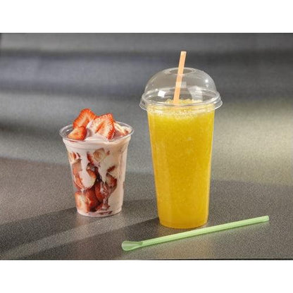 Priehľadný pohár s jahodovým parfaitom, nakrájanými jahodami a jogurtom stojí vedľa vysokého Starpak smoothie pohára z číreho PET s Starpak 50 Dom-vrchnákom „Hurricane“ (okrúhly, Ø 9,5 cm – 4,5 cm); na sivej ploche leží zelená miešacia tyčinka.