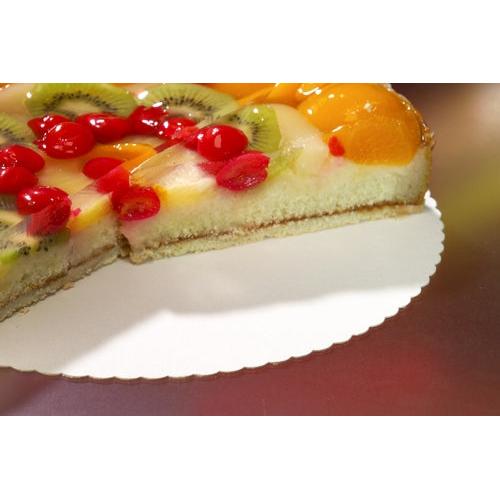Na tanieri leží torta zdobená ovocím s kúskom vykrajovačky, PAPSTAR 100 podložiek pod torty, lepenka „pure“ od PAPSTAR GmbH. Ozdobená kiwi, čerešňami a broskyňami na želatínovom podklade je zárukou kvality – ideálna pre gastronómiu.