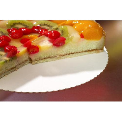 Na tanieri leží torta zdobená ovocím s kúskom vykrajovačky, PAPSTAR 100 podložiek pod torty, lepenka „pure“ od PAPSTAR GmbH. Ozdobená kiwi, čerešňami a broskyňami na želatínovom podklade je zárukou kvality – ideálna pre gastronómiu.