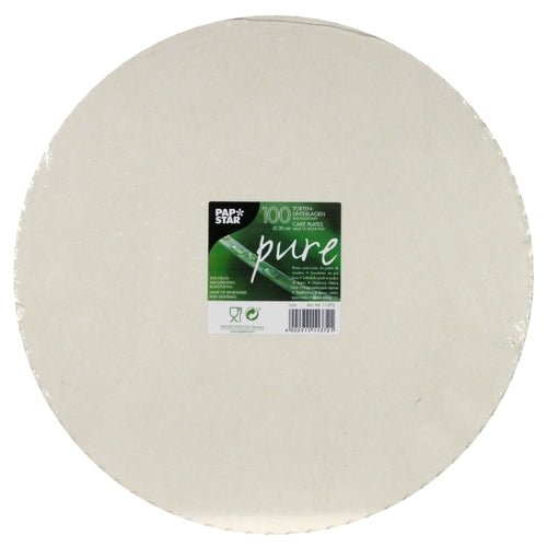 Hromada okrúhlych, bielych PAPSTAR 100 kartónových podložiek pod torty „pure“ s logom spoločnosti PAPSTAR GmbH má zelenú etiketu s uvedením množstva. Na obale sú vyznačené symboly kvality pre gastronómiu a recyklácie.