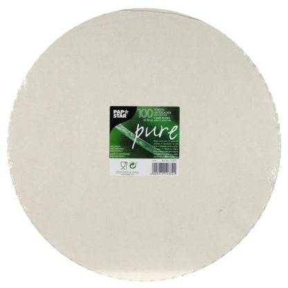 Hromada okrúhlych, bielych PAPSTAR 100 kartónových podložiek pod torty „pure“ s logom spoločnosti PAPSTAR GmbH má zelenú etiketu s uvedením množstva. Na obale sú vyznačené symboly kvality pre gastronómiu a recyklácie.