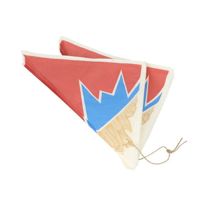 Zwei PAPSTAR 1000 Pommes-Frites-Spitztüten aus Pergament-Ersatz im „Zick-Zack“-Design, von PAPSTAR GmbH, sind gestapelt und mit einem dünnen braunen Faden gebündelt.